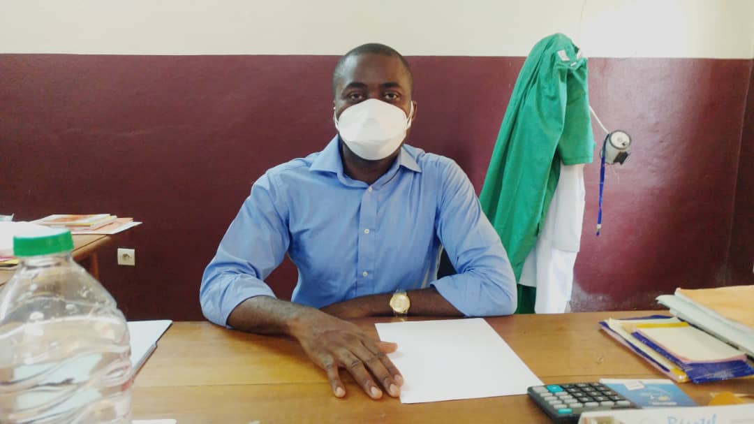 Le directeur de l’hôpital de district de Mbanga parle des conditions de travail  dans son centre de santé en cette période de crise.