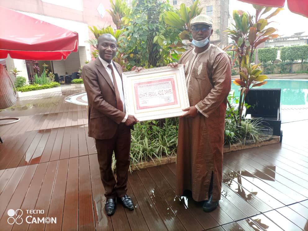Vice-président du syndicat des commerçants du marché central de Douala, il décroche le prix de l’excellence managériale 2020 décerné par le Collectif des journalistes d’investigation du Cameroun.