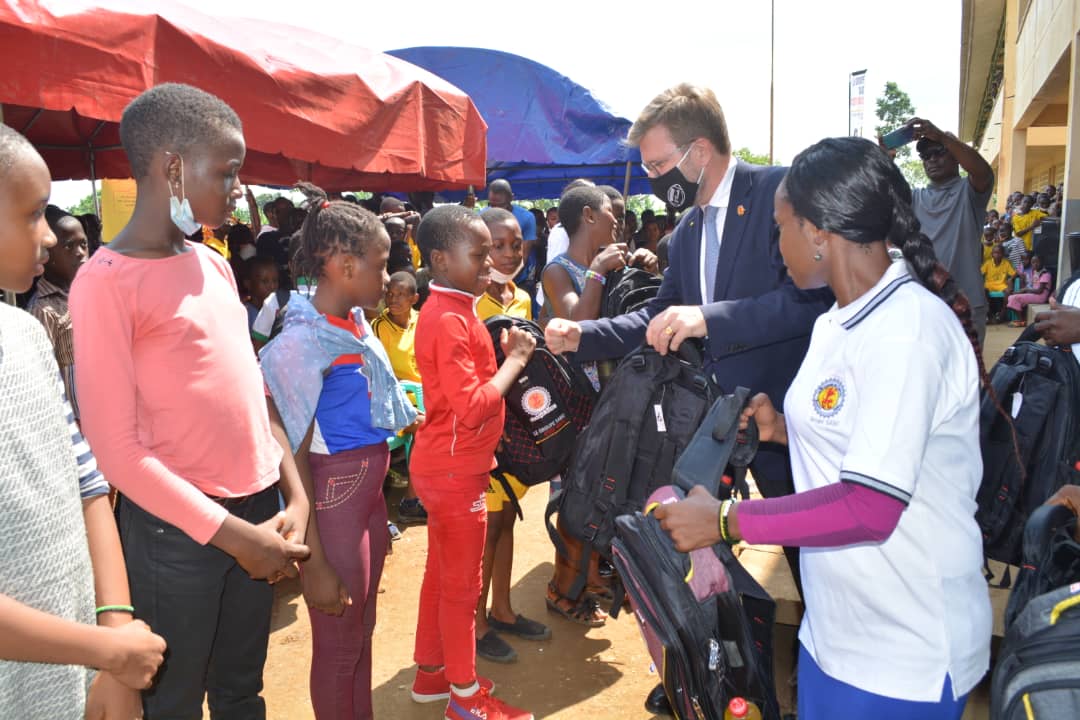 200 kits scolaires ont été remis aux meilleurs élèves de cette ville située dans la région du Sud-ouest du Cameroun.