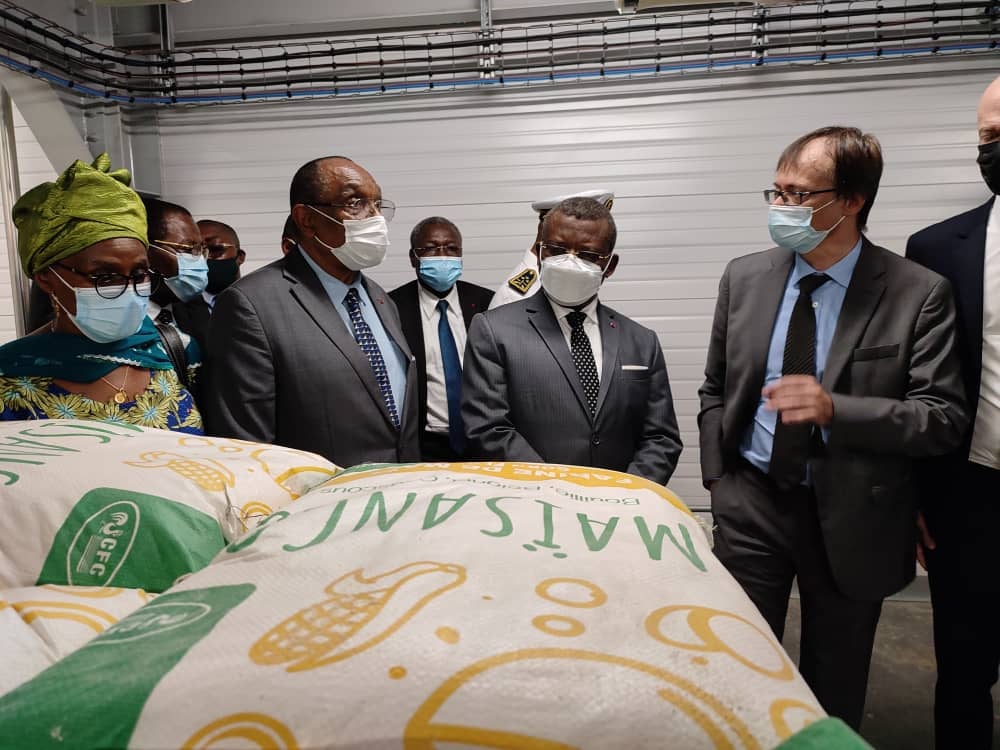 Inaugurée ce mois de novembre 2021, la nouvelle entreprise du Groupe SABC (Société Anonyme des Brasseries du Cameroun) va contribuer à la souveraineté alimentaire en matière de gritz de maïs, de farine de maïs, d’aviculture et d’alimentation animale.