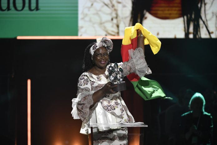 Son engagement à la protection des filles et des femmes dans la région de l’Extrême-Nord lui a valu de remporter ce 1er Prix. La lauréate a d’ailleurs reçu les félicitations et les hommages du couple présidentiel camerounais le 6 décembre dernier.