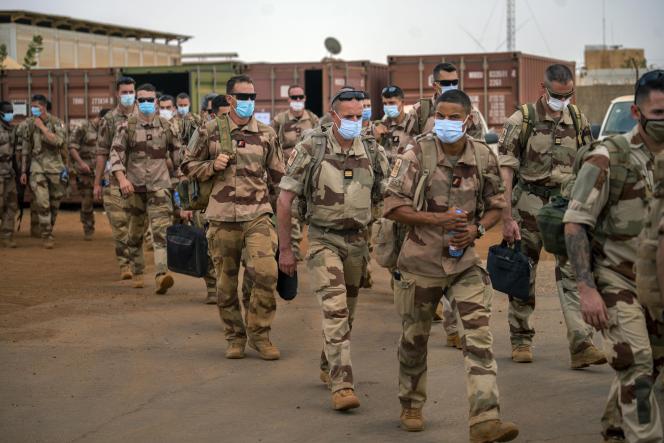 Selon le Gouvernement de Transition de la République du Mali, la décision unilatérale du 17 février 2022, des autorités françaises de procéder au retrait des forces militaires de Barkhane et Takuba est une violation des accords liant le France et le Mali et impliquant d’autres partenaires.