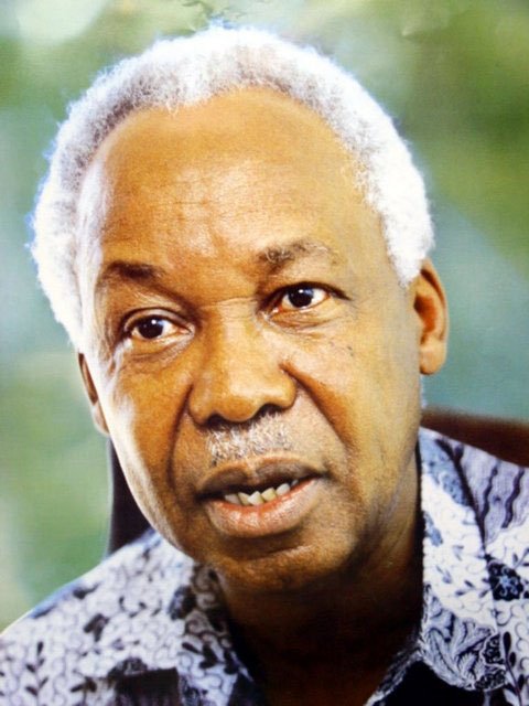 Né en 1922, Julius Nyerere était appelé Mwalimu, mot swahili qui veut dire “maître” ou “enseignant”, parce qu’il avait consacré une bonne partie de sa vie à l’enseignement. Il enseigna dans une école catholique, d’abord à Tabora, ensuite à côté de Dar-es-Salam (la maison de la paix en arabe).