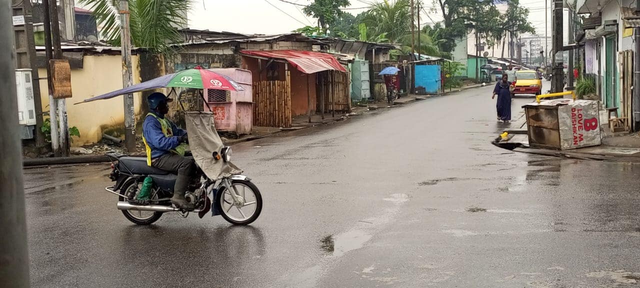 Saison de pluies à Douala : les moto-parasols entre avantages et inconvénients