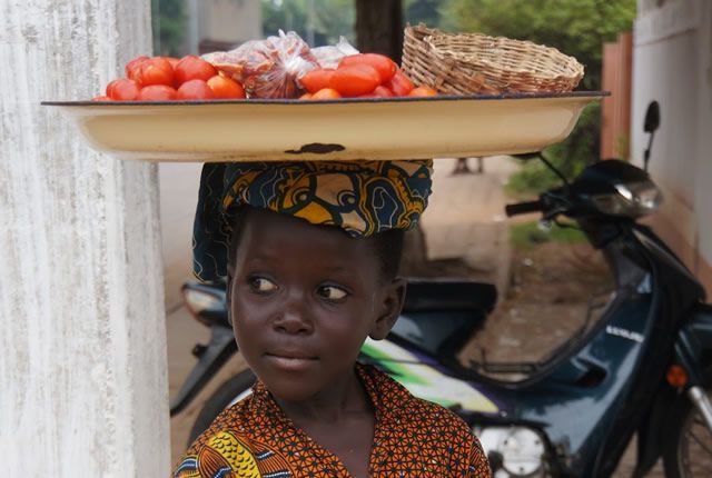 Travail des enfants : des mineurs de 6 à 8 ans dans les marchés de Douala en toute violation de la loi