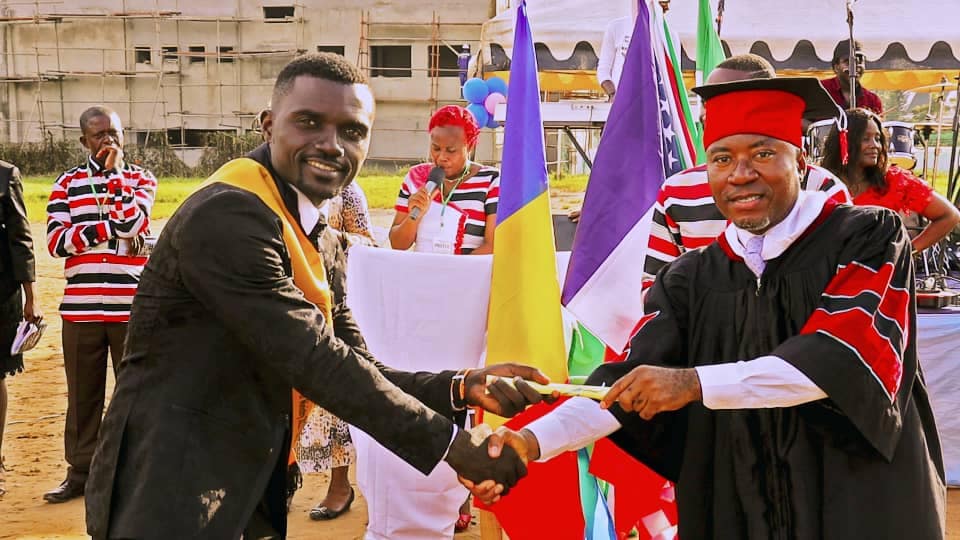 Le gospel rappeur a obtenu son diplôme de fin de formation de l’Ecole supérieure du ministère le 18 juin 2022 à Douala.