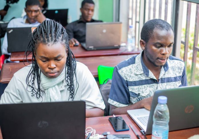 Huawei Cameroun a organisé le 31 janvier 2023 l’examen national final de son concours phare, « Huawei ICT Competition» édition  2022-2023, simultanément à Yaoundé à l’Ecole Nationale Supérieure Polytechnique de Yaoundé et à Douala à l’Institut Universitaire de la Côte.