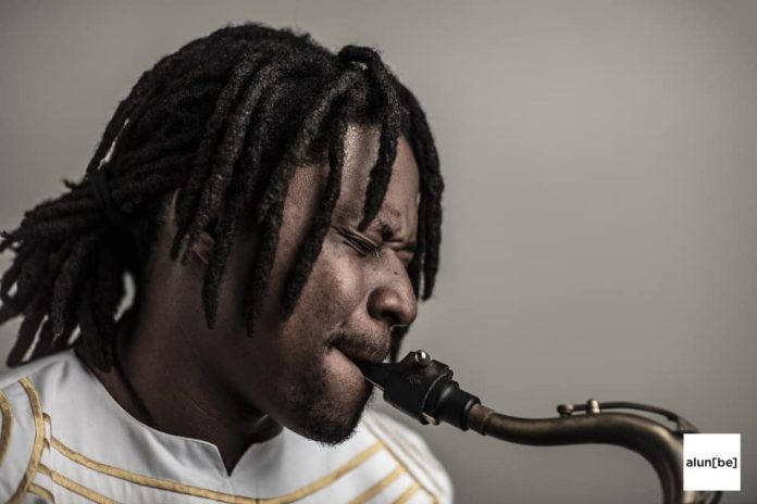 A 39 ans, le jazzman et saxophoniste camerounais installé à Dakar au Sénégal, entame sa carrière solo avec « Transcendance », son premier album.