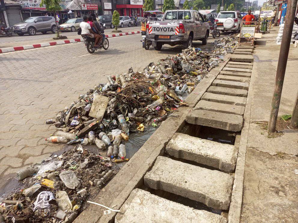 La collecte d’ordures ménagères a du plomb dans l’aile dans la capitale économique camerounaise. Les populations s’en débarrassent autrement.
