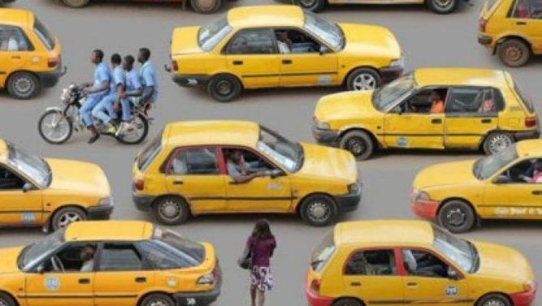 Les conducteurs de taxis de la capitale économique camerounaise ne respectent pas les nouvelles règles du ministre des Transports visant à lutter contre les accidents de la circulation.