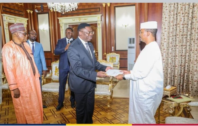 En visite de travail dans la capitale tchadienne le 26 avril 2023, le ministre d’Etat, Secrétaire général de la Présidence de la République affirme qu’ « il n’y a aucun nuage dans la relation entre le Cameroun et le Tchad ».