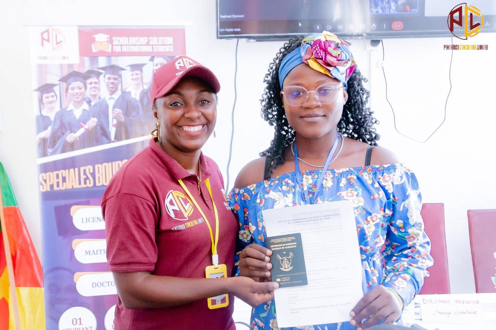 Une cérémonie de remise des passeports à une dizaine d’étudiants boursiers s’est tenue samedi 8 avril 2023 dans la capitale économique camerounaise.