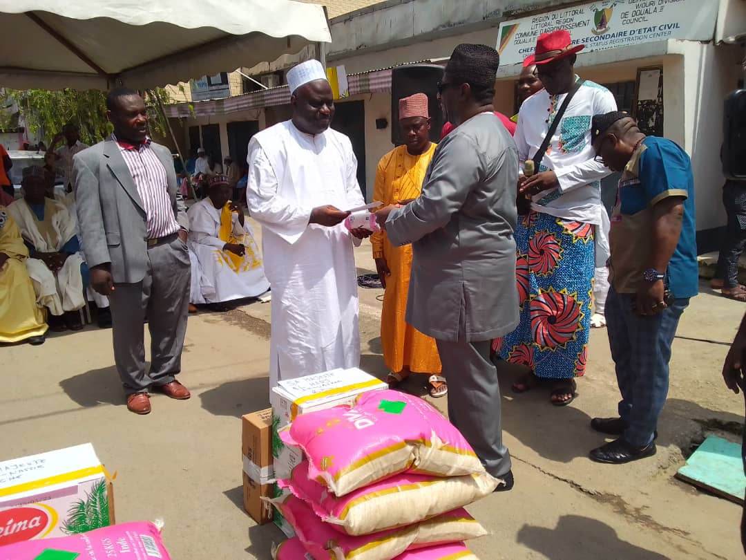 Le maire de la ville a offert des dons constitués de riz, du sucre et de l’huile raffinée à la communauté musulmane de la capitale économique camerounaise  le samedi 1er avril 2023.  