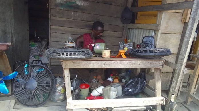 Agé de 30 ans, le Camerounais gère un petit atelier de réparation de ventilateurs au lieu-dit « 45 ans » au quartier Village, situé dans le 3ème arrondissement de la capitale économique.
