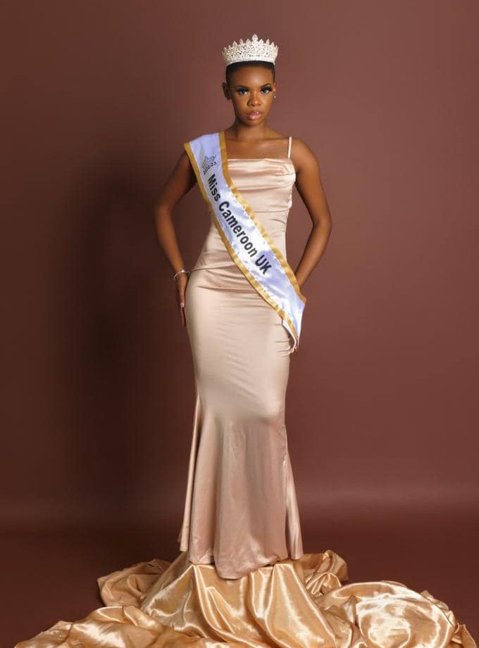 Fiona Cassandra Assazo, 23 ans,  présente sa couronne de Miss Cameroon UK aux siens du 2 au 9 mai 2023. La reine de beauté porte un projet humanitaire visant à lutter contre les violences faites aux jeunes filles et aux femmes.