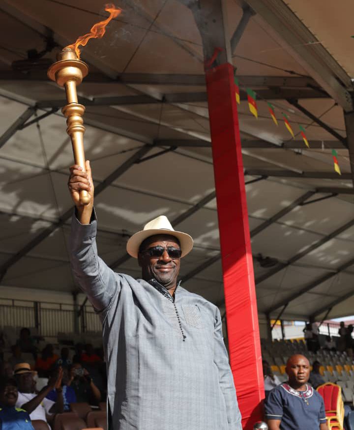 La cérémonie de remise symbolique de la flamme olympique au Maire de la ville, Roger Mbassa Ndine, s’est déroulée ce samedi 10 juin 2023 à la place de la Bessekè.
