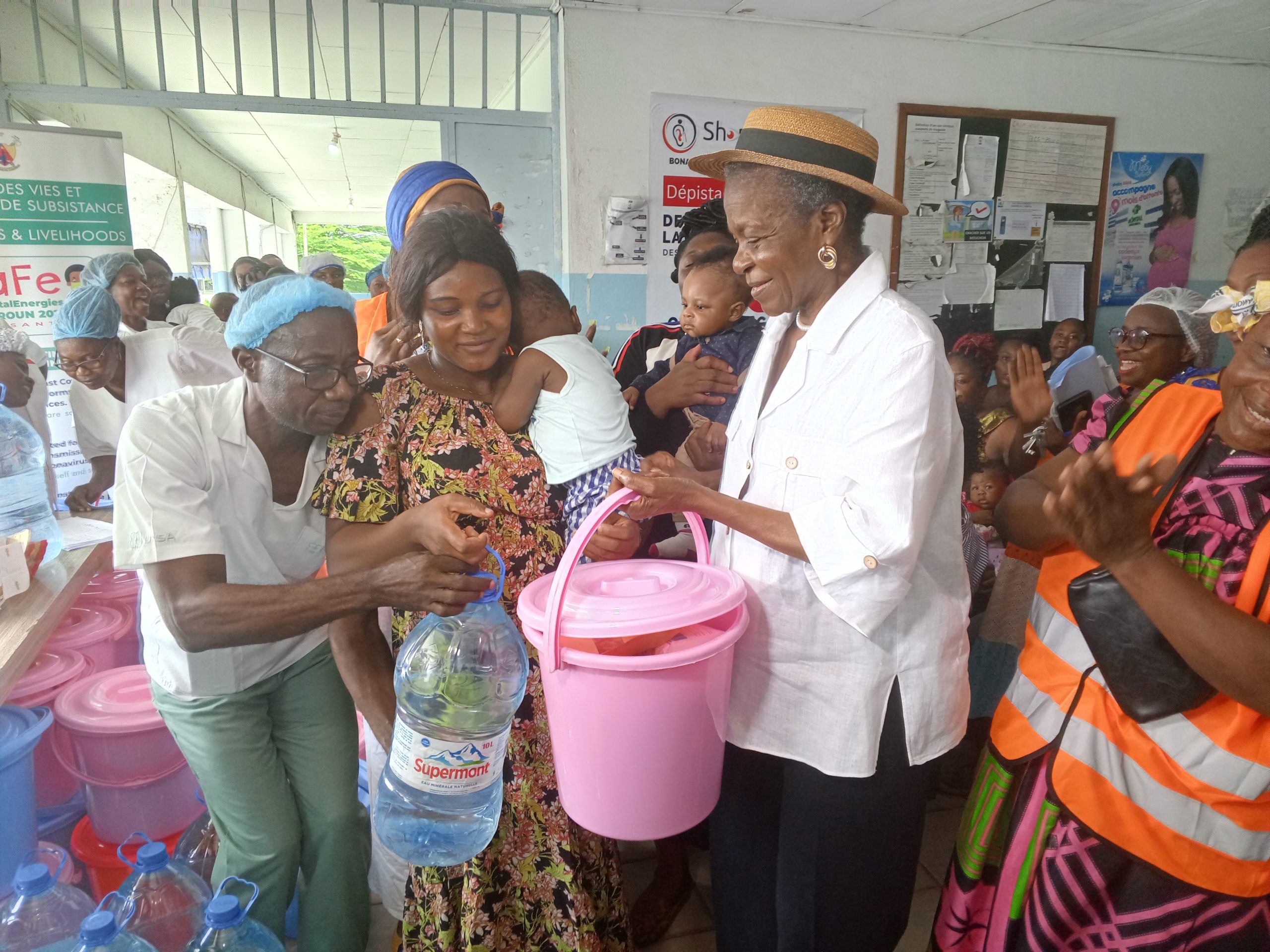 Hier vendredi 9 juin 2023, l'ancienne sénatrice Patience Félicité Eboumbou a rendu visite à une centaine de mamans de la maternité de ce centre de santé situé dans le 4e arrondissement de la ville de Douala.