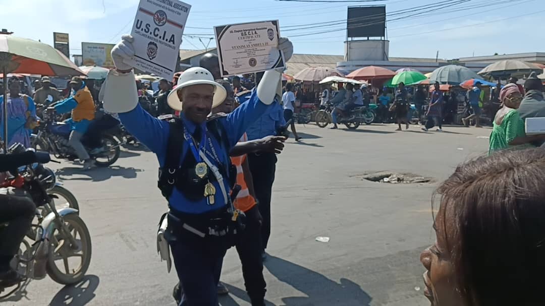 Régulation de la circulation à Douala : à 49 ans, Amot reçoit une décoration de la CIA