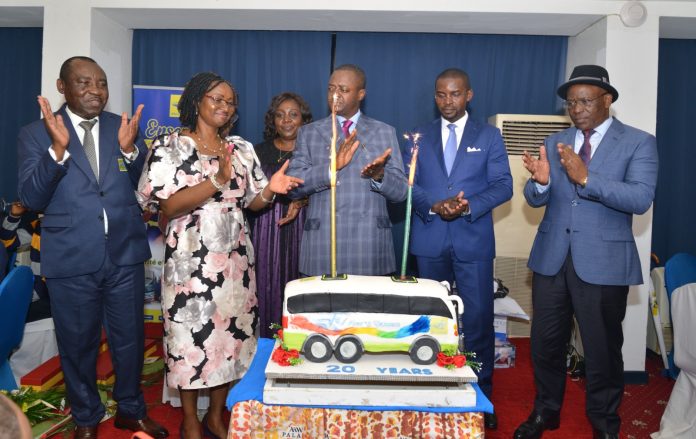 La cérémonie de clôture des festivités du 20ème anniversaire de la compagnie privée de transport interurbain camerounais a eu lieu le 12 août 2023 à l’hôtel Akwa Palace de Douala. Retour sur les temps forts de la soirée.