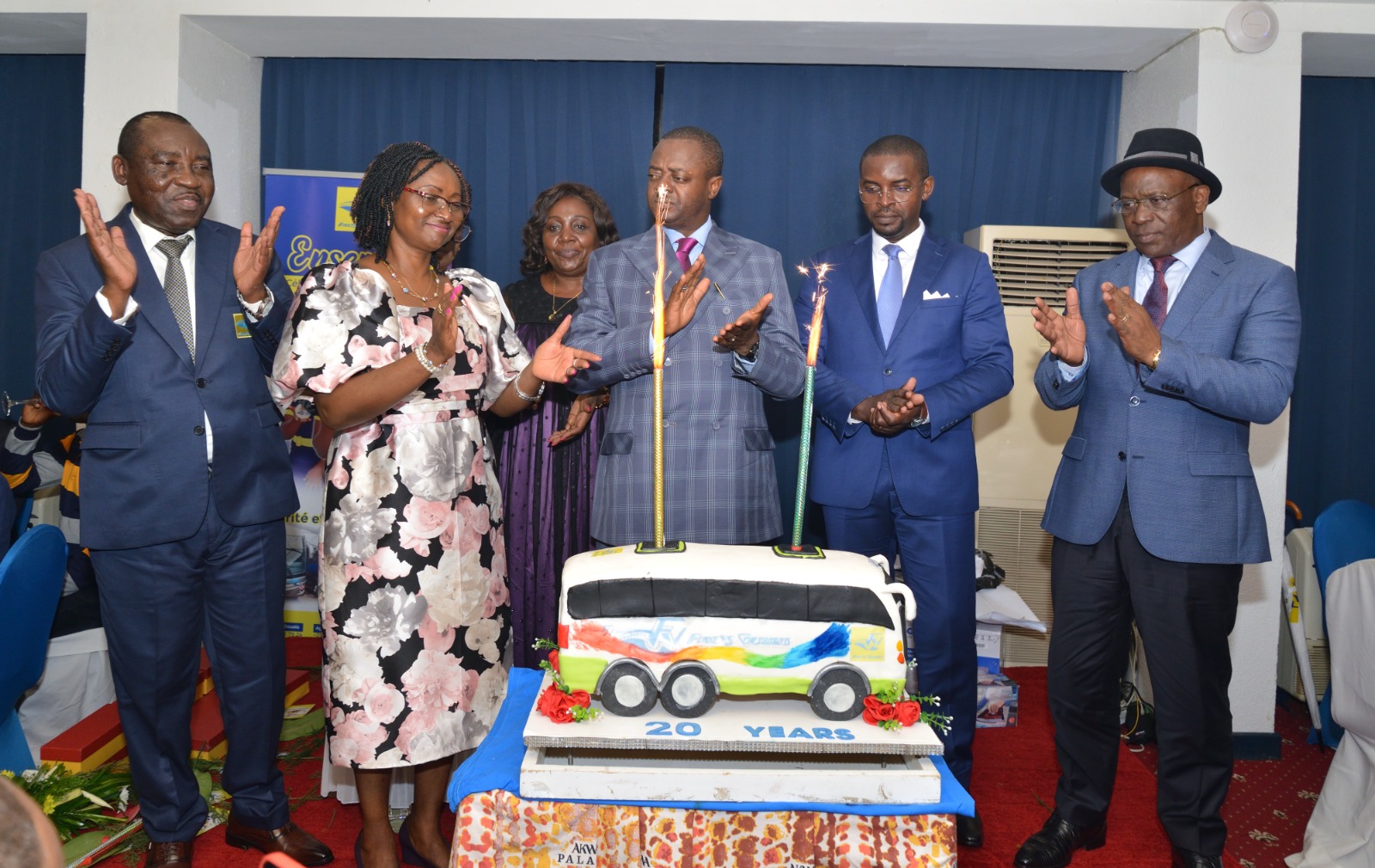 La cérémonie de clôture des festivités du 20ème anniversaire de la compagnie privée de transport interurbain camerounais a eu lieu le 12 août 2023 à l’hôtel Akwa Palace de Douala. Retour sur les temps forts de la soirée.