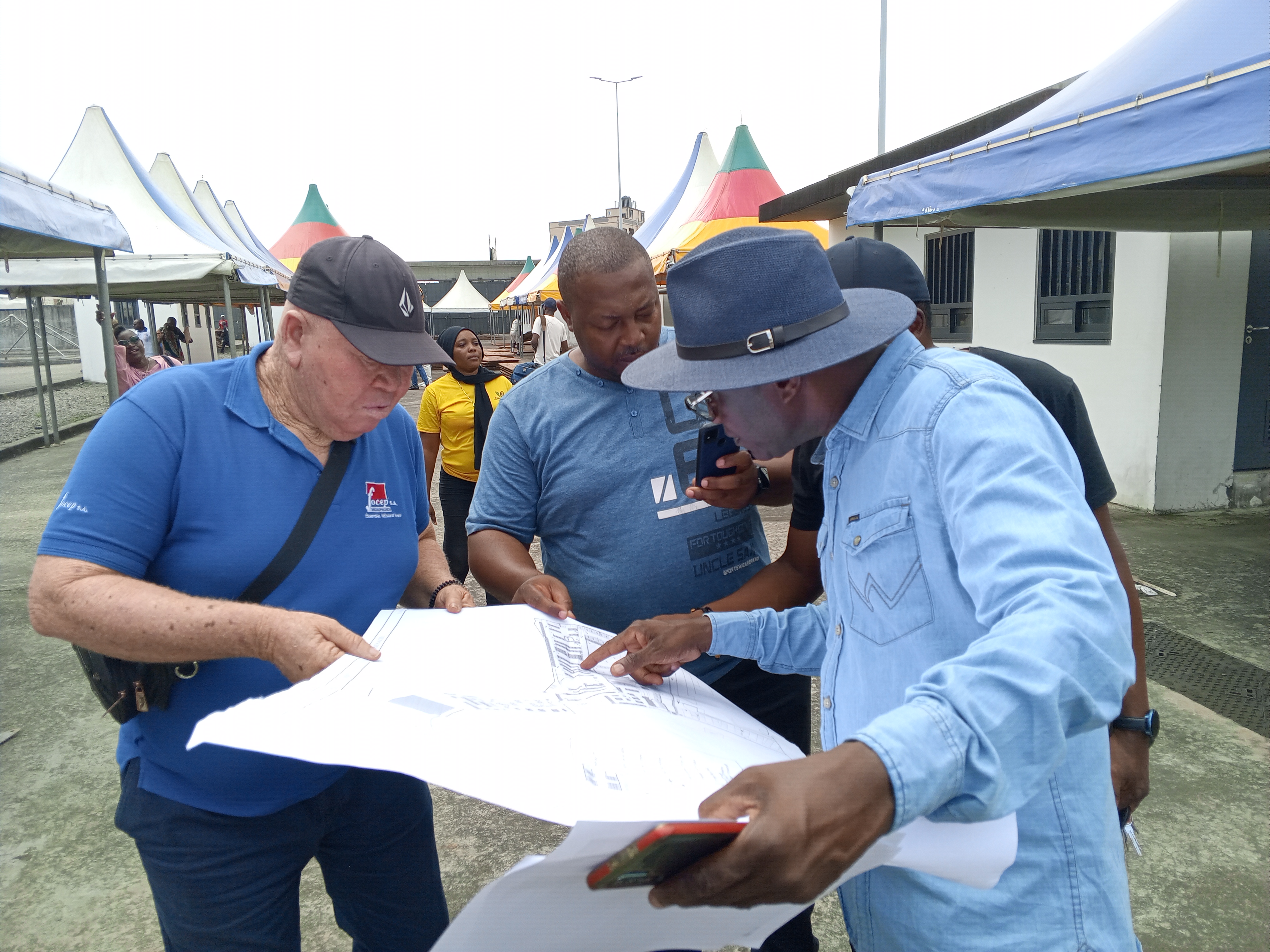 Sur 499 chapiteaux à construire au Stade Omnisports de Bepanda pour la deuxième édition de la Foire internationale des affaires et du commerce de Douala (FIAC), qui se tient du 1er au 12 novembre 2023, plus de 350 ont déjà été érigés. La livraison du site de l'événement est prévue le 26 octobre.