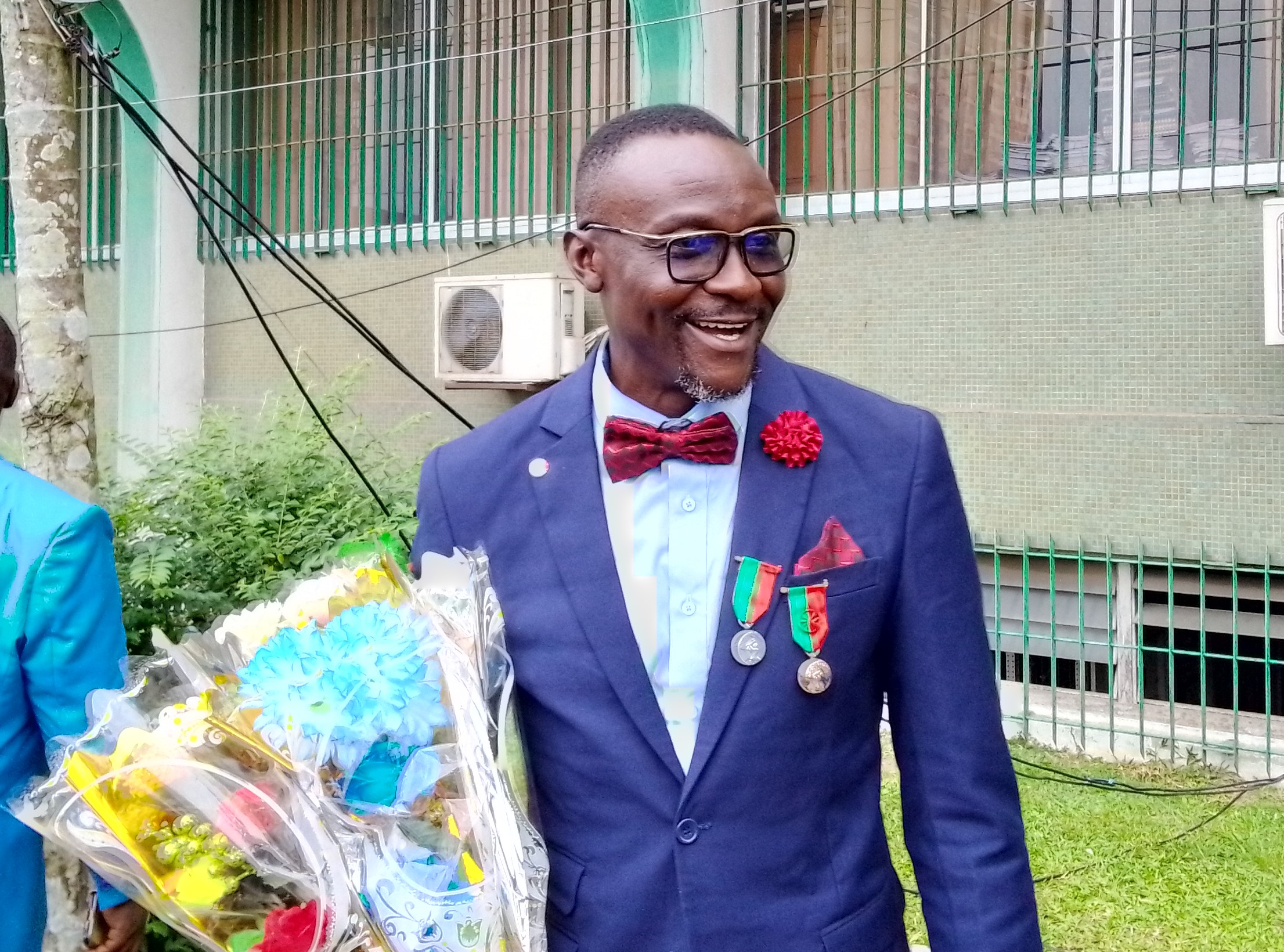 Journaliste, expert en communication et enseignant, il a reçu  ses premières médailles de travail ce mardi 28 novembre 2023 à Douala. Une reconnaissance qui couronne ses 21 ans de bons et loyaux services rendus à la nation camerounaise.  