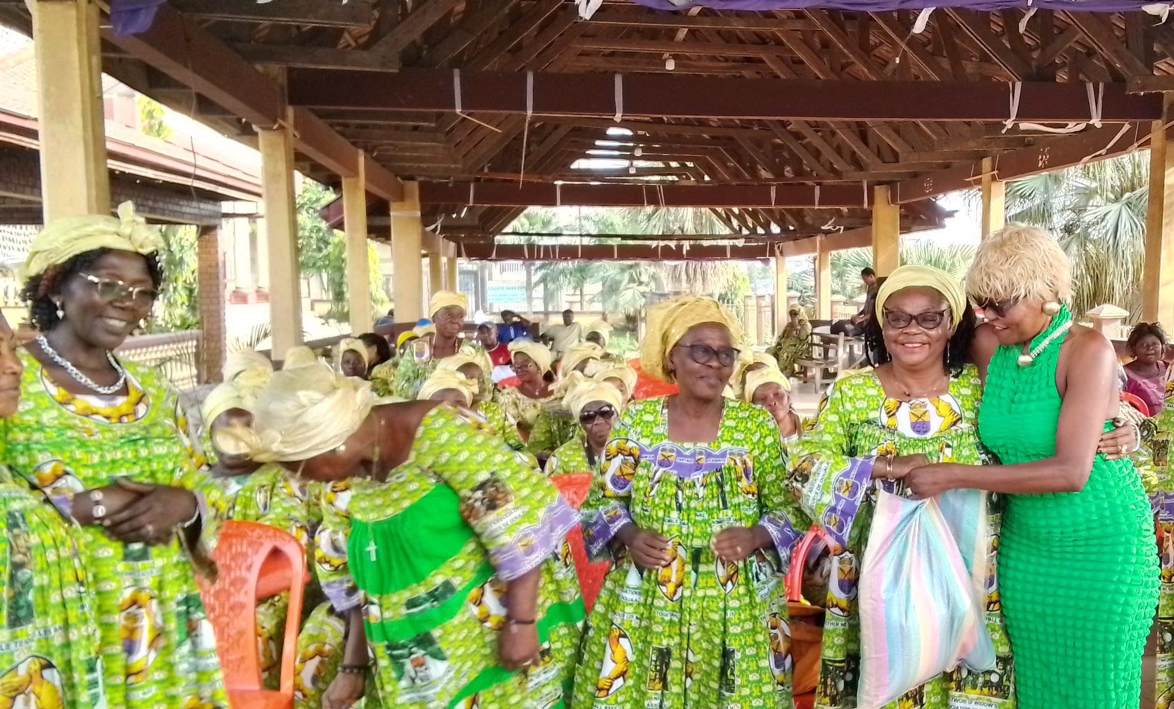 La cheffe d'entreprise a remis aux femmes de l'association des veuves solidaires du 5ème arrondissement de la capitale économique camerounaise, des denrées alimentaires et produits d'entretien pour les fêtes de fin d'année.
