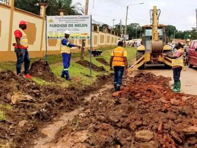 Le Maire de la ville annonce que « le tronçon Ekounou-Carrefour Nkomo dont les travaux de bitumage ont été réalisés par la Communauté urbaine de Yaoundé (CUY) est opérationnel ». État des lieux des routes dans quelques arrondissements de la ville.