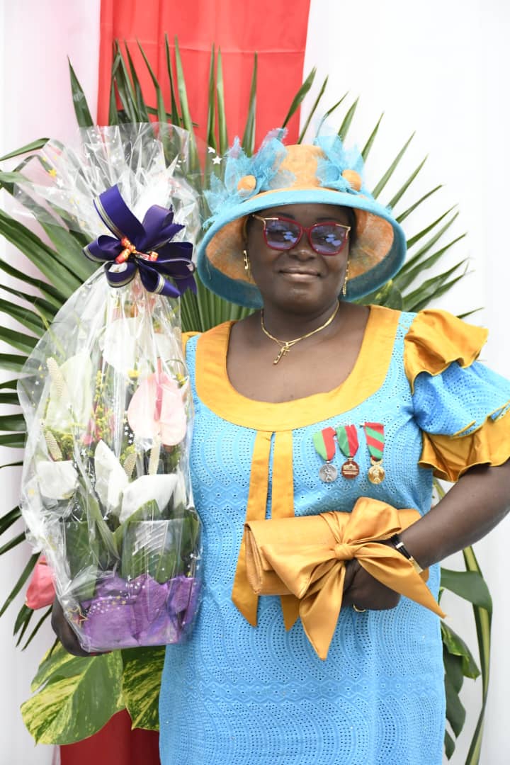 Gestionnaire des projets chevronnée, elle a reçu ses premières médailles d'honneur de travail le 12 janvier 2024 à Douala. Une reconnaissance qui couronne plusieurs années de dur labeur, de dévouement et de loyaux services rendus à la nation camerounaise toute entière.