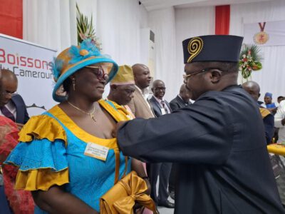 Gestionnaire des projets chevronnée, elle a reçu ses premières médailles d'honneur de travail le 12 janvier 2024 à Douala. Une reconnaissance qui couronne plusieurs années de dur labeur, de dévouement et de loyaux services rendus à la nation camerounaise toute entière.