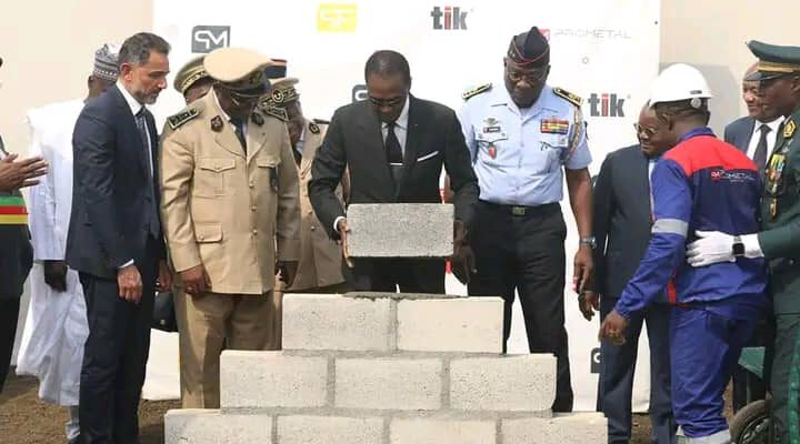 Le ministre délégué à la présidence chargé de la Défense, Joseph Beti Assomo, a procédé ce 19 février 2024 à la signature de la convention et la pose de la première pierre du centre de secours de Bassa à Douala, dans la zone industrielle Magzi.