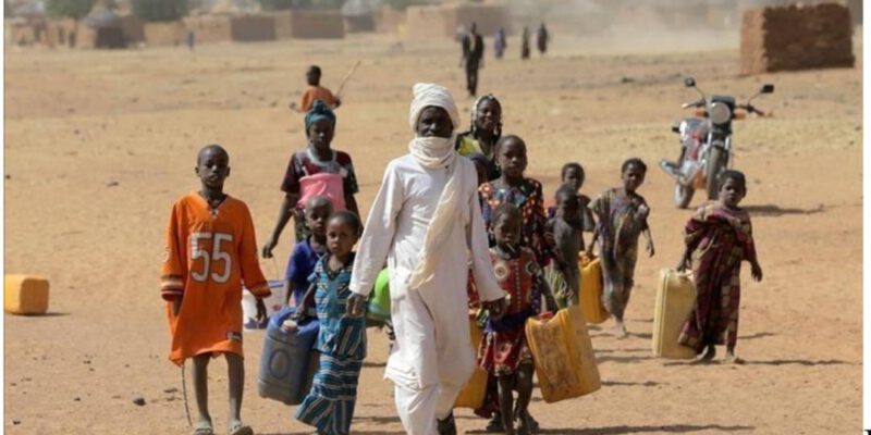 Le Mali souffre depuis quelques temps d’une crise migratoire. La population des régions du Nord quitte ses domiciles pour se diriger vers les régions du Centre et de l’Ouest du pays. Selon les statistiques, le nombre de personnes déplacées dans la seule région de Kidal a doublé en un an, atteignant plus de 30 000 personnes. Quant à Tombouctou, au moins 33 000 personnes ont récemment été déplacées vers d'autres régions du pays. Un si grand nombre de personnes déplacées exerce évidemment une forte pression sur les régions de réception voisines.