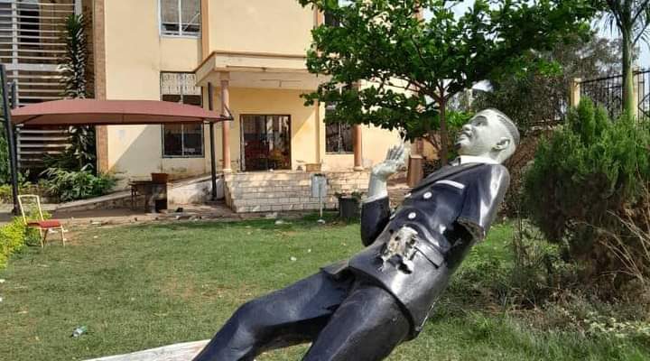 Selon les responsables de la commune d'arrondissement de Yaoundé 6, aucun acte de vandalisme n'a été perpétré sur la statue du Président de la Fecafoot par ailleurs citoyen d'honneur de cet arrondissement, comme prétendent certaines "mauvaises langues".