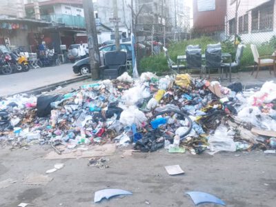Un immense dépôt d'ordures s'est créé au lieu-dit Bonakouamouang (Rue Commandant Fuller), situé au quartier Akwa, dans la capitale économique camerounaise. Une situation qui met en mal les commerçants et leurs activités. 