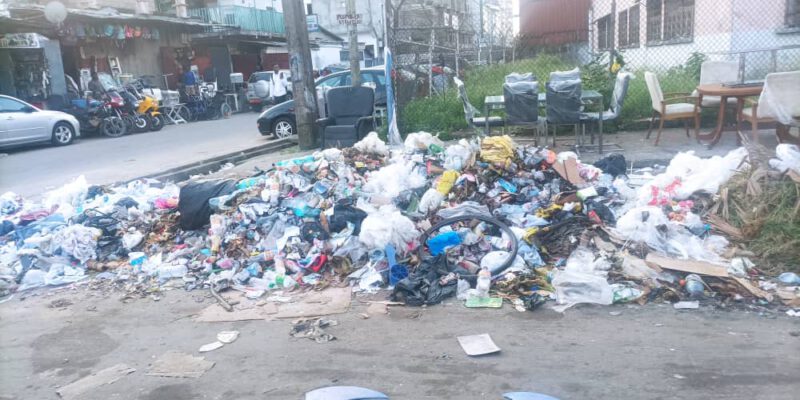 Un immense dépôt d'ordures s'est créé au lieu-dit Bonakouamouang (Rue Commandant Fuller), situé au quartier Akwa, dans la capitale économique camerounaise. Une situation qui met en mal les commerçants et leurs activités. 