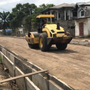 Les travaux en cours permettront de faciliter les déplacements des personnes et des biens de ce quartier situé dans l'arrondissement de Douala 4ème. 