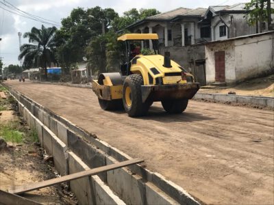Les travaux en cours permettront de faciliter les déplacements des personnes et des biens de ce quartier situé dans l'arrondissement de Douala 4ème. 