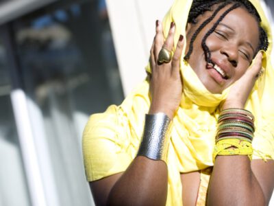 Cinq ans après son départ du Cameroun, son pays natal, la diva de la musique camerounaise, Charlotte Dipanda, revient chez elle, comme l’enfant prodige. Elle est de retour au bercail pour une série de concerts live, qui se tiendront les 31 mai, 1er et 8 juin 2024, respectivement à Douala, Yaoundé et Bafoussam (pour la première fois).