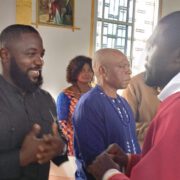 En guise de remerciements pour les bienfaits de Dieu dans sa vie, le conseiller municipal de la commune de Nkongsamba premier,  dans le département du Moungo, a lors de la  commémoration de la fête de l’Esprit saint le dimanche 19 mai 2024, offert des dons en offrande.