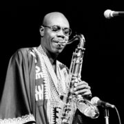 Quatre ans après sa mort, le célèbre saxophoniste camerounais et chanteur de world jazz, Manu Dibango, marque encore les esprits. Son talent et l’héritage musical qu’il a laissé au monde, ont été célébrés au cours d’une cérémonie organisée le 3 mai dernier au siège de la représentation diplomatique du Cameroun en France.