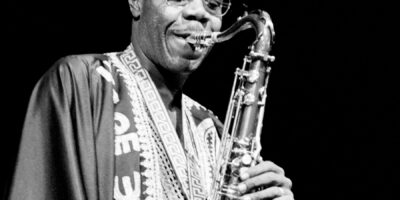 Quatre ans après sa mort, le célèbre saxophoniste camerounais et chanteur de world jazz, Manu Dibango, marque encore les esprits. Son talent et l’héritage musical qu’il a laissé au monde, ont été célébrés au cours d’une cérémonie organisée le 3 mai dernier au siège de la représentation diplomatique du Cameroun en France.