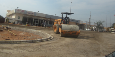 À partir du mois de juin, les habitants de Douala se préparent à affronter une période de difficultés accrues avec la fermeture du carrefour Tradex à Yassa. Cette décision, motivée par le début des travaux de construction d'un échangeur à 06 sorties, est destinée à améliorer l'infrastructure routière de la ville. Cependant, cette amélioration potentielle s'accompagne d'un prix élevé pour les résidents locaux.