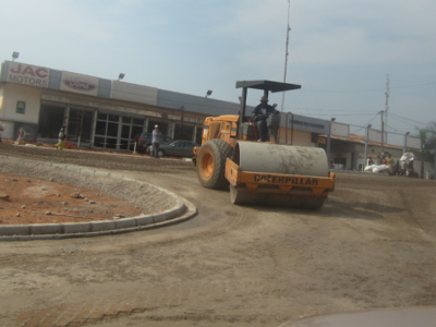 À partir du mois de juin, les habitants de Douala se préparent à affronter une période de difficultés accrues avec la fermeture du carrefour Tradex à Yassa. Cette décision, motivée par le début des travaux de construction d'un échangeur à 06 sorties, est destinée à améliorer l'infrastructure routière de la ville. Cependant, cette amélioration potentielle s'accompagne d'un prix élevé pour les résidents locaux.