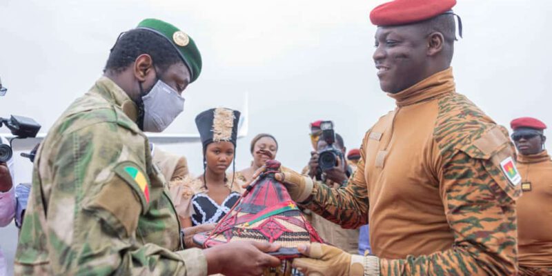 Le président de la Transition malienne, le colonel Assimi Goita est arrivé à Ouagadougou ce mardi 25 juin 2024, à 10h. Il a été accueilli à sa descente d’avion par son homologue burkinabé, le capitaine Ibrahim Traoré, « marquant ainsi le début d’une visite d’amitié et de travail de haute importance », précise la cellule de communication de la présidence de la République malienne.