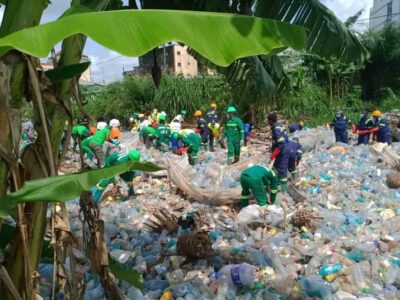 Douala, Yaoundé, Ngaoundéré, Garoua et Nkongsamba abriteront la 12ème édition de Vacances sans déchets Plastiques, qui permettra à 300 jeunes de collecter dans ces cinq villes camerounaises pendant 22 jours, en vue de lutter contre la pollution tout en résorbant la problématique de l’enlèvement des déchets.  