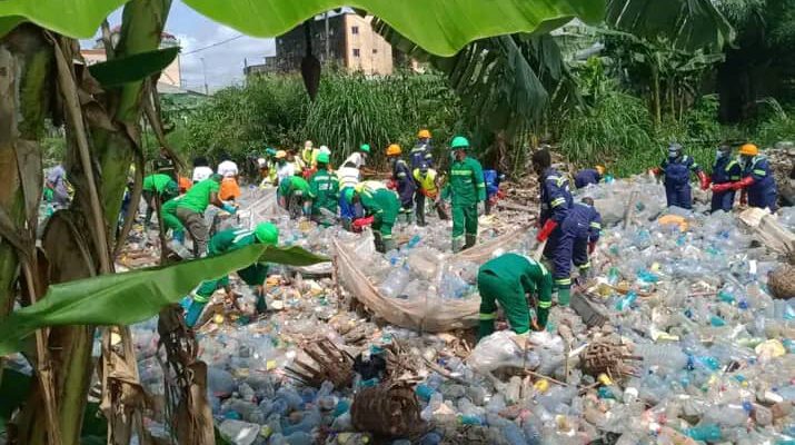 Douala, Yaoundé, Ngaoundéré, Garoua et Nkongsamba abriteront la 12ème édition de Vacances sans déchets Plastiques, qui permettra à 300 jeunes de collecter dans ces cinq villes camerounaises pendant 22 jours, en vue de lutter contre la pollution tout en résorbant la problématique de l’enlèvement des déchets.  