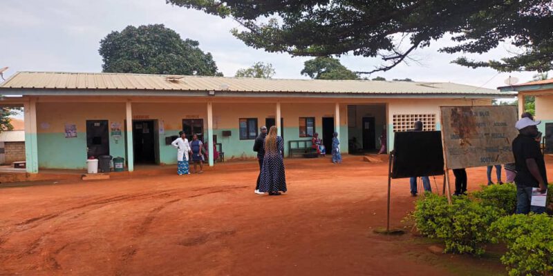 Situé dans le département du Noun, dans la région de l’Ouest Cameroun, l’hôpital de district de Bangourain était autrefois très peu fréquenté par les populations à cause du manque d’électricité. Pour accoucher ou bénéficier d’un suivi médical, il fallait braver l’obstacle du long et piteux état de la route pour se rendre à Foumban. Aujourd’hui grâce à ce kit solaire qui alimente toute la formation sanitaire, les patients peuvent recevoir des soins plus adaptés.