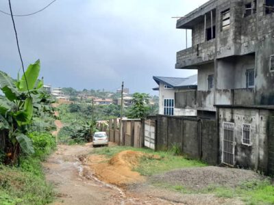 C’est à se demander si le ciel est tombé sur la tête de près de 300 familles, occupants légaux, plongées permanemment dans l’angoisse. L’Etat devrait se pencher sur ce problème qui ne concerne pas uniquement la localité de Ngoma, mais qui devient itératif sur toute l’étendue du territoire national.