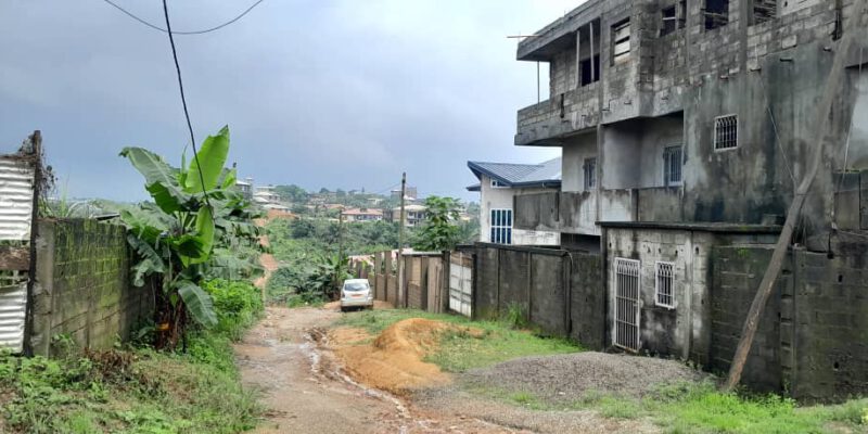 C’est à se demander si le ciel est tombé sur la tête de près de 300 familles, occupants légaux, plongées permanemment dans l’angoisse. L’Etat devrait se pencher sur ce problème qui ne concerne pas uniquement la localité de Ngoma, mais qui devient itératif sur toute l’étendue du territoire national.