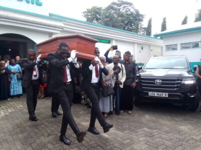 Décédée le 1er août 2024 à la l’hôpital militaire de Douala à 71 ans, l’éditorialiste, militante nationaliste et ancienne membre du Conseil national de la communication (Cnc), a été inhumée ce vendredi 23 août 2024, à son domicile familial situé au quartier Bali, dans la capitale économique camerounaise. Issa Tchiroma Bakary, ministre de l’Emploi et la formation professionnelle ; l’ancien délégué du gouvernement auprès de la communauté urbaine de Douala, Fritz Ntone Ntone ; Charles Ndongo, directeur général de la Cameroon Radio Television (Crtv) et Cécile Dipoko Lobe, membre de la Mutuelle des personnes âgées du Cameroun (Mupac), lui rendent hommage dans ces extraits sélectionnés par notre rédaction.